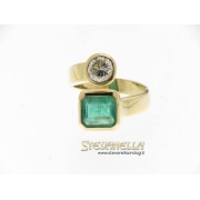 Anello oro giallo 18kt con smeraldo e diamante ct 0,75 colore H purezza VVS2